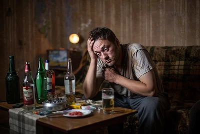 Мужчина после продолжительного похмелья